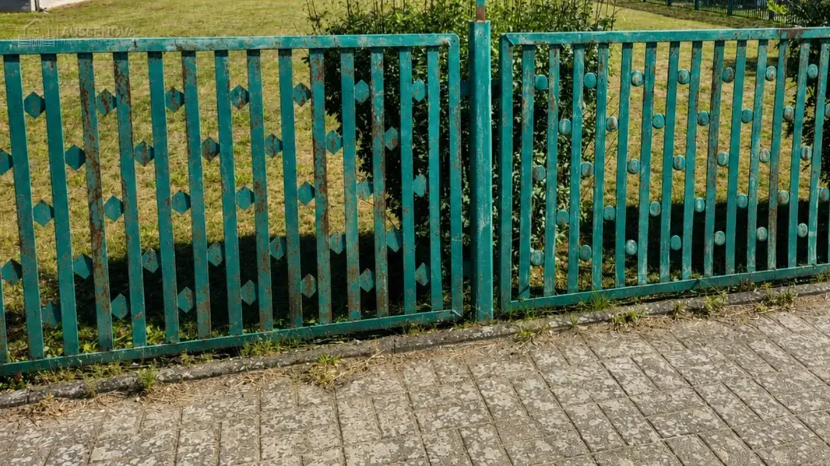 Zaunrenovierung an einem bestehenden Metallzaun